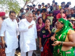 दुर्ग : गरीबों के आशियाने पर संकट, ढाल बनकर डटे वोरा; कलेक्टर-आयुक्त से की टेलीफोन पर दो टूक चर्चा
