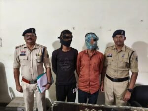महिला को लिफ्ट देने के बहाने मोटर सायकल से ले जाकर बेइज्जत करने के नियत से छेड़छाड़ करने वाले 02 आरोपी पुलिस गिरफ्त में, जिला केसीजी की बड़ी कार्यवाही