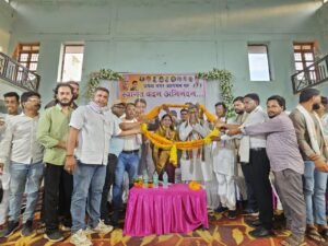 विधायक यशोदा नीलांबर वर्मा के बुलावे पर चाय पिने आया खैरागढ़ : नेता प्रतिपक्ष चरण दास महंत पहुंचे संगीत नगरी खैरागढ़, कांग्रेसियों ने किया भव्य स्वागत