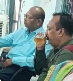आबकारी विभाग के कार्यालय में छलक रहा जाम : प्रशासनिक महकमे में मचा हड़कंप,कलेक्टर कार्यालय परिसर का आबकारी विभाग बना ‘मयखाना’? आबकारी विभाग के दो कर्मचारी वीडियो में खुलेआम शराब पीते नजर आ रहे