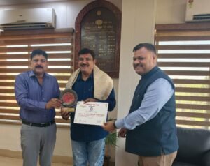 सजग नागरिक की तत्परता से टली रेल दुर्घटना, रायपुर रेल मंडल ने किया सम्मानित