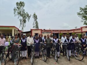 हाईस्कूल स्कूल टोला गांव में छात्रसंघ शपथ ग्रहण एवं साइकिल वितरण समारोह में शामिल हुए घम्मन साहू