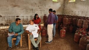 खाद्य विभाग की बड़ी कार्रवाई: शिवा इंडेन गैस एजेंसी में दबिश, नियमों के उल्लंघन पर रसोई गैस सिलेंडर जब्त