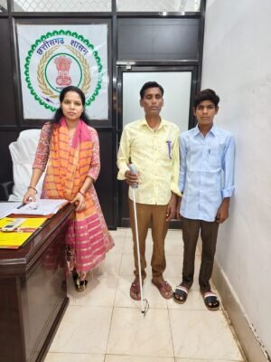 दृष्टिबाधित योगेश जंघेल को मिली स्मार्ट छड़ी, जिला प्रशासन की पहल से मिला सहारा