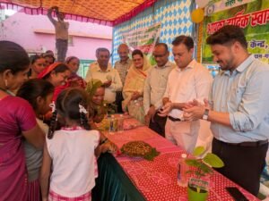 छुईखदान में जिले की पहली ‘पान दुकान’ का कलेक्टर इंद्रजीत सिंह चंद्रवाल ने किया शुभारंभ