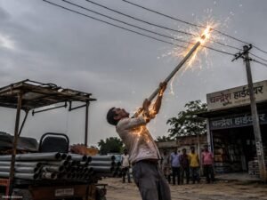 दुर्घटना एक पल की चूक, से जिंदगी गंवा बैठा : 11 केवी विद्युत लाइन की चपेट में आकर ई-रिक्शा चालक की मौत
