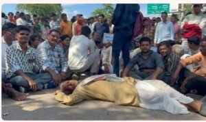 40 ट्रैक्टरों के साथ निकली रैली : सड़क, बिजली और खाद पर कांग्रेस का हल्लाबोल , खैरागढ़ मुख्य मार्ग पर किया चक्काजाम