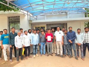 खैरागढ़ आवारा मवेशियों से स्थायी समाधान की मांग : दिन में सड़क हादसों का खतरा, रात में फसलों पर कहर, कलेक्ट्रेट पहुंचे किसान
