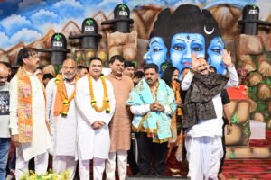 बारिश भी नहीं डिगा पाई आस्था, छाता लेकर सड़कों पर बैठकर सुनी शिवकथा