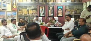 विधायक यशोदा नीलांबर वर्मा के निवास स्थान पर नगर पालिका चुनाव को लेकर कांग्रेस की अहम बैठक, जिताऊ प्रत्याशी को टिकट देने पर जोर
