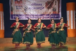 राजकुमारी इंदिरा सिंह कला संगीत विश्वविद्यालय परिसर-2 में ‘नमो सेवा–अनकही कहानियां’ का जिला स्तरीय भव्य नाट्य मंचन
