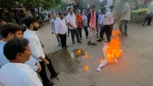 प्रधानमंत्री के पिता पर कथित टिप्पणी के विरोध में सड़क पर उतरा भाजयुमो, खड़गे का पुतला दहन कर की जमकर नारेबाजी